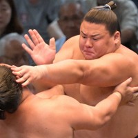 大相撲でも活躍を続けている義ノ富士（右）＝IGアリーナで2025年7月、山崎一輝撮影