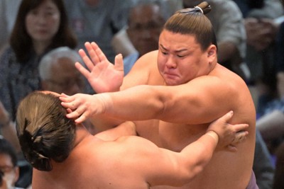 大相撲でも活躍を続けている義ノ富士（右）＝IGアリーナで2025年7月、山崎一輝撮影