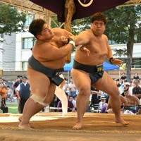 恵まれた体格が武器の日体大・杉本弘樹選手（右）＝東京都千代田区の靖国神社相撲場で2025年8月31日午後3時23分、大村健一撮影