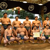 全国学生相撲選手権の団体戦で2連覇を狙う日体大の選手たち＝東京都千代田区の靖国神社相撲場で2025年9月21日午後3時27分、大村健一撮影