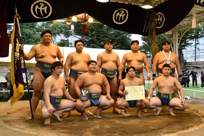 全国学生相撲選手権の団体戦で2連覇を狙う日体大の選手たち＝東京都千代田区の靖国神社相撲場で2025年9月21日午後3時27分、大村健一撮影
