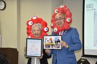 A photo shows Tomiyo Yamada, left,  receiving her award from Osaka Convention & Tourism Bureau chairman Hiroshi Mizohata, in the city of Osaka, on Oct. 29, 2025. (Mainichi/Mie Omokawa)