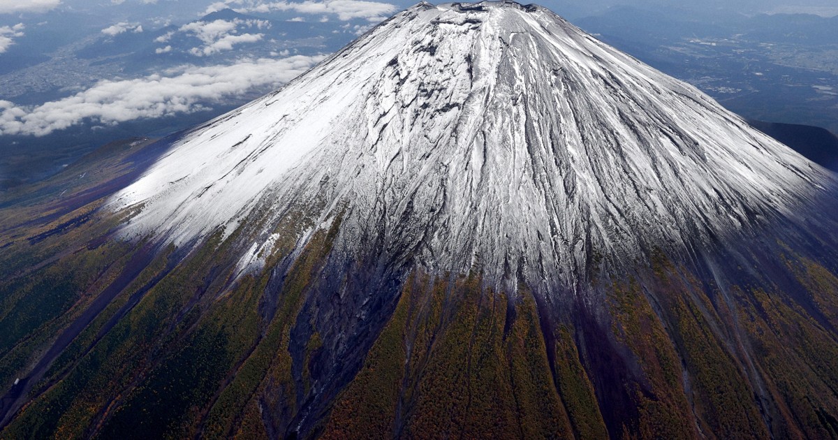 Easy Japanese news in translation: Mount Fuji gets its first snowcap of the season