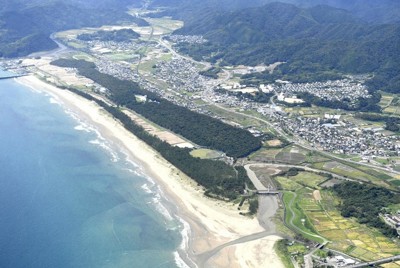 南海トラフ地震による津波が想定されている高知県黒潮町の沿岸部＝高知県黒潮町入野で2019年、本社機から