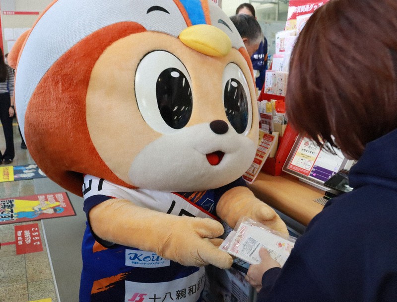 ヴィヴィくんが年賀はがきPR 郵便局で販売開始 ／長崎 | 毎日新聞