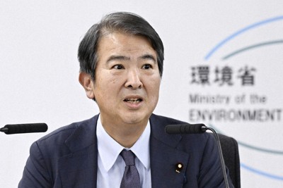 インタビューに答える石原環境相