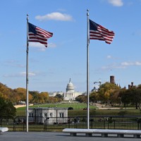 米国の国旗と連邦議会議事堂（中央）＝ワシントンで、浅川大樹撮影