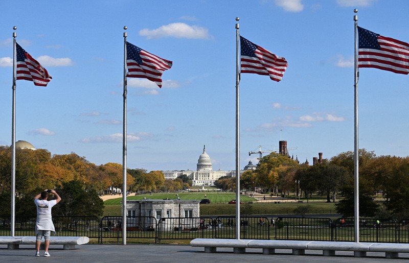 米国の国旗と連邦議会議事堂（中央）＝ワシントンで、浅川大樹撮影