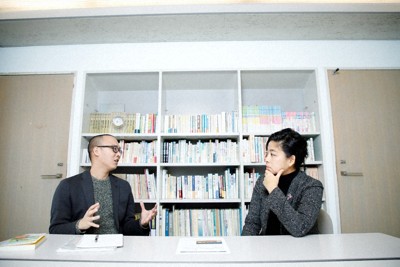 文筆家の内田也哉子さん（右）に取材する石井しこうさん。子どもの自殺が最も多くなるとされる9月1日について、内田さんの母の樹木希林さんから伝えられたことなどを聞き出した＝本人提供
