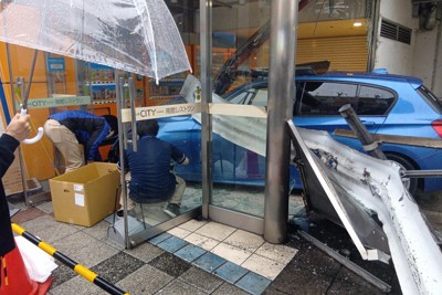 大阪・なんばの商業施設入り口付近に車が突っ込む 通行人男性が搬送