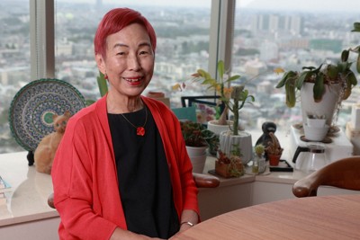安心して弱者になれない社会にノーを唱え続けてきた社会学者の上野千鶴子さん＝東京都武蔵野市で2025年10月1日、小林努撮影