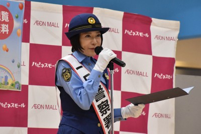 舌がんの「完治」を報告した後、警察の一日署長を務める堀ちえみさん＝堺市北区で2025年10月16日午前10時40分、大坪菜々美撮影