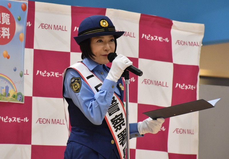 舌がんの「完治」を報告した後、警察の一日署長を務める堀ちえみさん＝堺市北区で2025年10月16日午前10時40分、大坪菜々美撮影