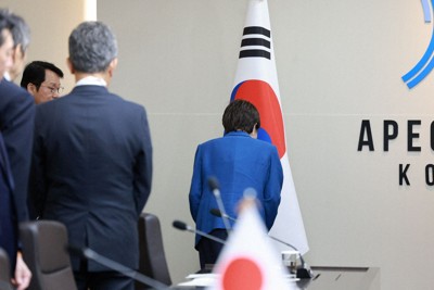 韓国の国旗「太極旗」に一礼する高市早苗首相＝韓国・慶州で2025年10月30日、聯合ニュース・ロイター