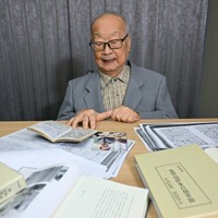 台湾の作家・周金波の残した小説について語る長男の振英さん＝2025年10月13日、新宮巳美撮影