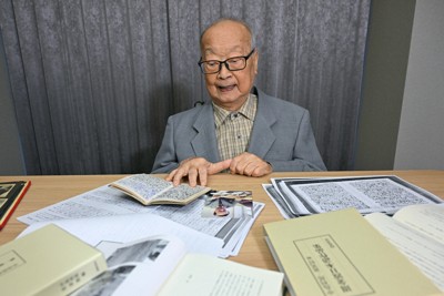台湾の作家・周金波の残した小説について語る長男の振英さん＝2025年10月13日、新宮巳美撮影