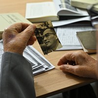 台湾の作家、周金波の写真を見る長男の振英さん＝2025年10月13日、新宮巳美撮影