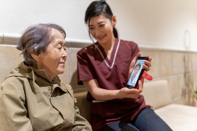 離れて暮らす高齢の親がいる人にとって、心配事の一つは親の認知症だ（写真はイメージ）＝ゲッティ