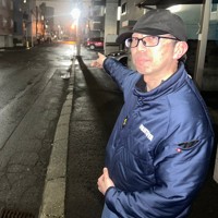 ヒグマが走ってきた方角を指し、襲われた場所に立つ安藤伸一郎さん。恐怖心から「夜道は歩けません」と言う＝札幌市東区で2025年10月26日午後7時10分、谷口拓未撮影