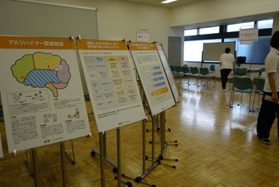 認知症に関する知識の普及啓発イベントに展示されたパネル＝東京都文京区の文京シビックセンターで2025年7月17日午後3時12分、中村好見撮影