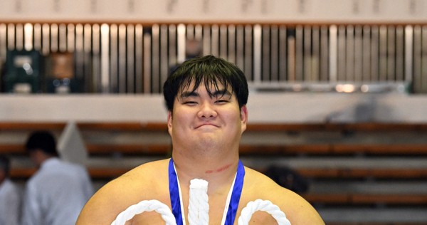 学生横綱となり笑顔を見せる日体大の杉本弘樹＝堺市大浜公園相撲場で2025年11月1日、大西岳彦撮影