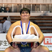 学生横綱となり笑顔を見せる日体大の杉本弘樹＝堺市大浜公園相撲場で2025年11月1日、大西岳彦撮影