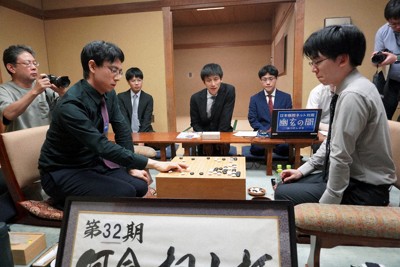 第32期阿含・桐山杯全日本早碁オープン戦を制した一力遼本因坊（左）。右は芝野虎丸十段＝東京都千代田区の日本棋院で10月1日、武内亮撮影
