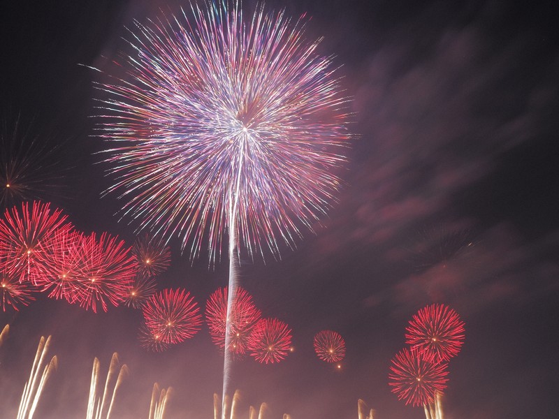 夜空に100周年祝う2万発 2年ぶり土浦花火大会に歓声 | 毎日新聞 夜空に100周年祝う2万発 2年ぶり土浦花火大会に歓声 | 毎日新聞