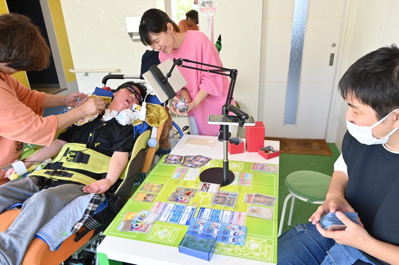 寝たきりの男児「出たい」に応え 障壁ないポケモンカード大会開催へ