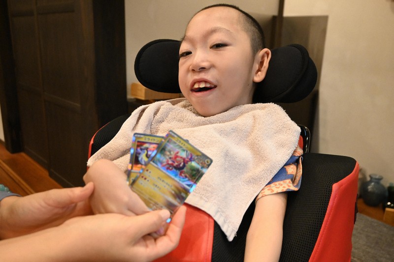 寝たきりの男児「出たい」に応え 障壁ないポケモンカード大会開催へ