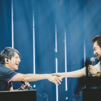 桜井和寿（左）と桑田佳祐＝東京都千代田区の日本武道館で2025年10月12日（ビクターエンタテインメント/タイシタ提供）