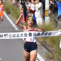 フィニッシュする四学大香川西の平尾柚香＝香川県坂出市で2025年11月2日午後0時33分、佐々木雅彦撮影