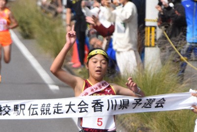 フィニッシュする四学大香川西の平尾柚香＝香川県坂出市で2025年11月2日午後0時33分、佐々木雅彦撮影