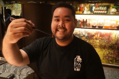 昆虫カクテルの提供を始めたバー「Tax（タックス）」のオーナー、アタポン・デシルバさん＝タイの首都バンコクで2025年9月12日、国本愛撮影