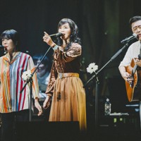 （左から）原由子さん、竹内まりやさん、桑田佳祐さん＝＝東京都千代田区の日本武道館で2025年10月12日、ビクターエンタテインメント/タイシタ提供