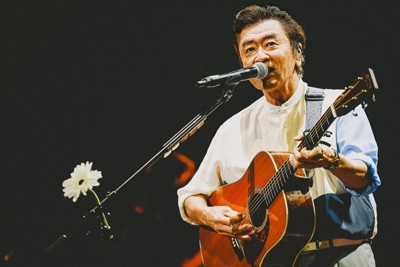 「九段下フォーク・フェスティバル」で歌う桑田佳祐さん＝東京都千代田区の日本武道館で2025年10月12日（ビクターエンタテインメント/タイシタ提供）