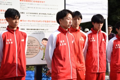 報告集会で涙ながらに語る大牟田の佐々木奏多主将（左から2人目）＝福岡県嘉麻市上西郷の嘉穂総合運動公園で2025年11月2日午後2時48分、井土映美撮影
