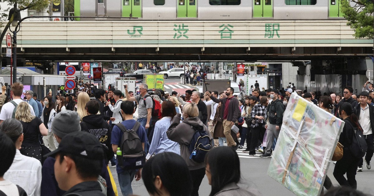 Tokyo's Yamanote loop line train marks 100 years of operations