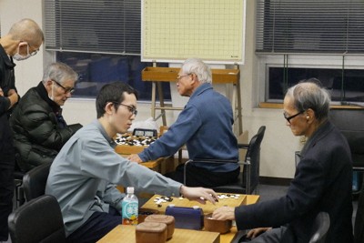 熱戦を繰り広げる決勝（手前）と3・4位決定戦の参加者＝札幌市中央区で