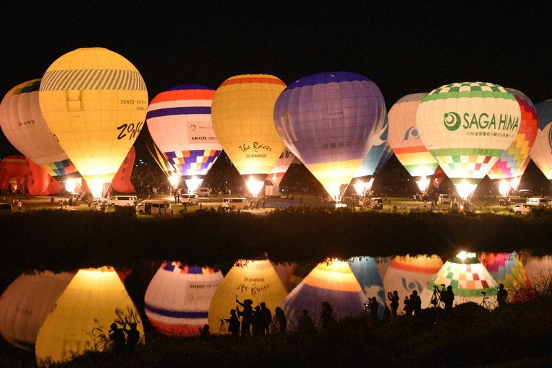 バルーンフェスタ 61機夜間係留 幻想的な風景、観客魅了 音楽や光の