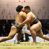 決勝で東洋大の福原を寄り倒しで破った日大の西出（右）＝加古信志撮影