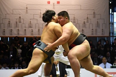 決勝で東洋大の福原を寄り倒しで破った日大の西出（右）＝加古信志撮影