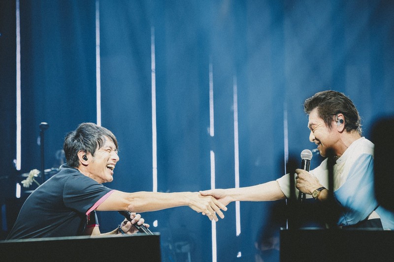 桜井和寿さん（左）と桑田佳祐さん＝東京都千代田区の日本武道館で2025年10月12日（ビクターエンタテインメント/タイシタ提供）
