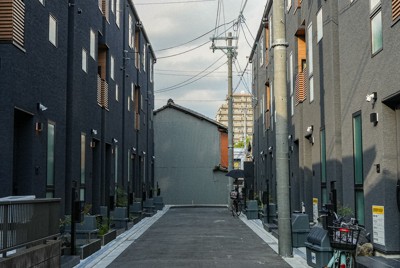 特区民泊向けの新築戸建て住宅が並ぶ一角＝大阪市西成区で2025年10月27日、村田貴司撮影