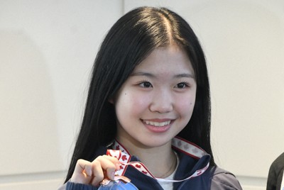 スケートカナダで優勝し、帰国後に銅メダルを手に喜ぶ中井亜美選手＝羽田空港で2025年11月3日午後6時8分、川村咲平撮影