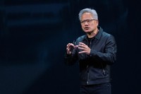 人工知能（AI）が新たな産業革命を引っ張っていると講演で語る米半導体大手エヌビディアのジェンスン・フアンCEO＝AP