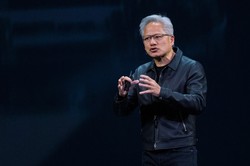 人工知能（AI）が新たな産業革命を引っ張っていると講演で語る米半導体大手エヌビディアのジェンスン・フアンCEO＝AP