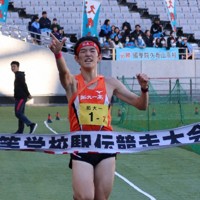 男子1位でフィニッシュする拓大一の相川健太＝いずれも調布市の味の素スタジアムで、山越峰一郎撮影