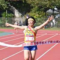 5連覇を果たした白鵬女子の村井菊理＝横浜市港北区の日産フィールド小机で2025年11月3日、矢野大輝撮影