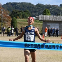 フィニッシュテープを切る西脇工男子の七條拓也選手＝丹波篠山市で、柴山雄太撮影